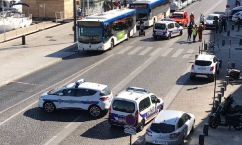 Αυτοκίνητο έπεσε σε στάσεις λεωφορείων στη Μασσαλία - Μία γυναίκα νεκρή (pics & vids)