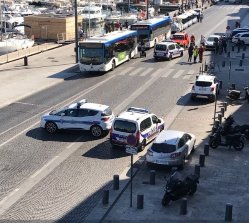 Αυτοκίνητο έπεσε σε στάσεις λεωφορείων στη Μασσαλία - Ένας νεκρός (pics)