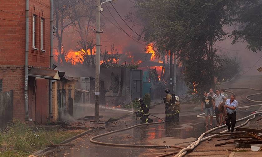 Μεγάλη φωτιά στη Ρωσία: «Στάχτη» τουλάχιστον 30 σπίτια (vid)