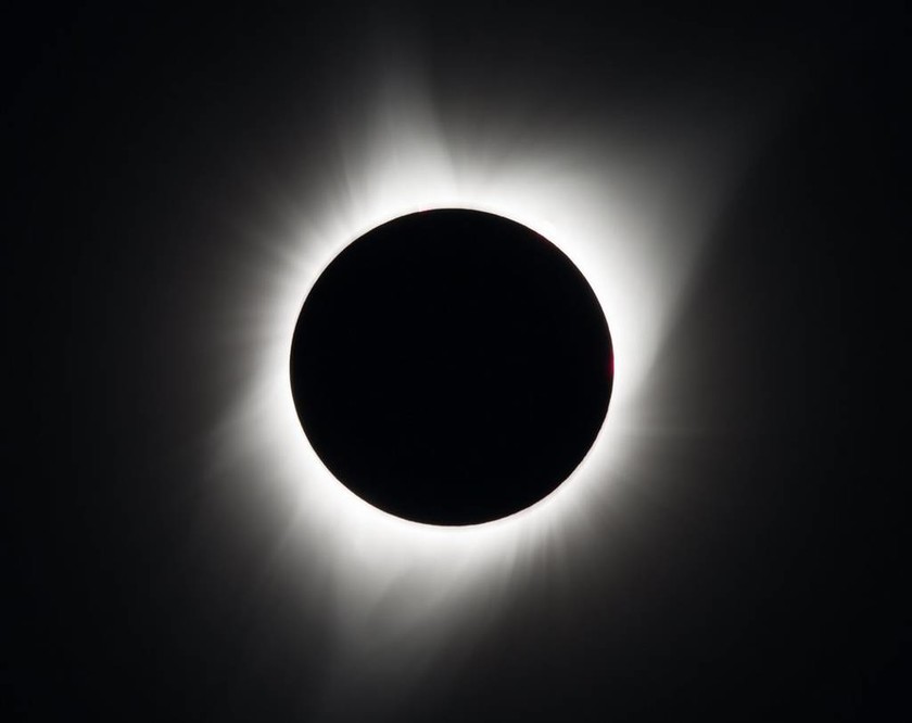 Ολική έκλειψη ηλίου: Οι πρώτες φωτογραφίες από το εντυπωσιακό φαινόμενο