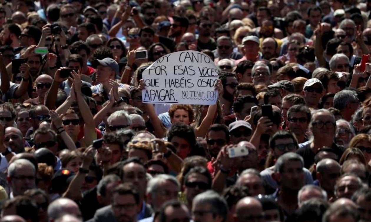 Οργή και αγανάκτηση στην Ισπανία: Συνεχείς διαδηλώσεις στη Βαρκελώνη κατά της τρομοκρατίας του ISIS