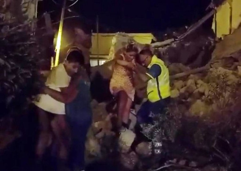 Σεισμός Ιταλία: Εικόνες «γροθιά στο στομάχι» - Εγκλωβισμένα παιδιά στα συντρίμμια 