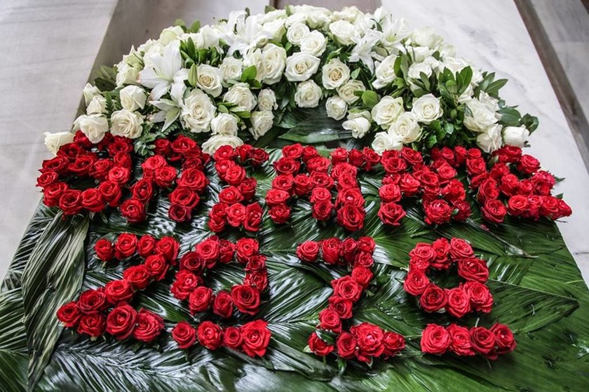 Κηδεία Λάσκαρη: Πώς αποχαιρέτησε η Ζωζώ Σαπουντζάκη τη φίλη της (pic)