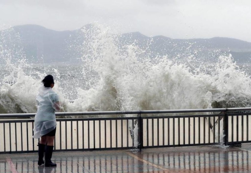 Ο τυφώνας Χάτο «σαρώνει» την Κίνα - Συγκλονιστικές εικόνες