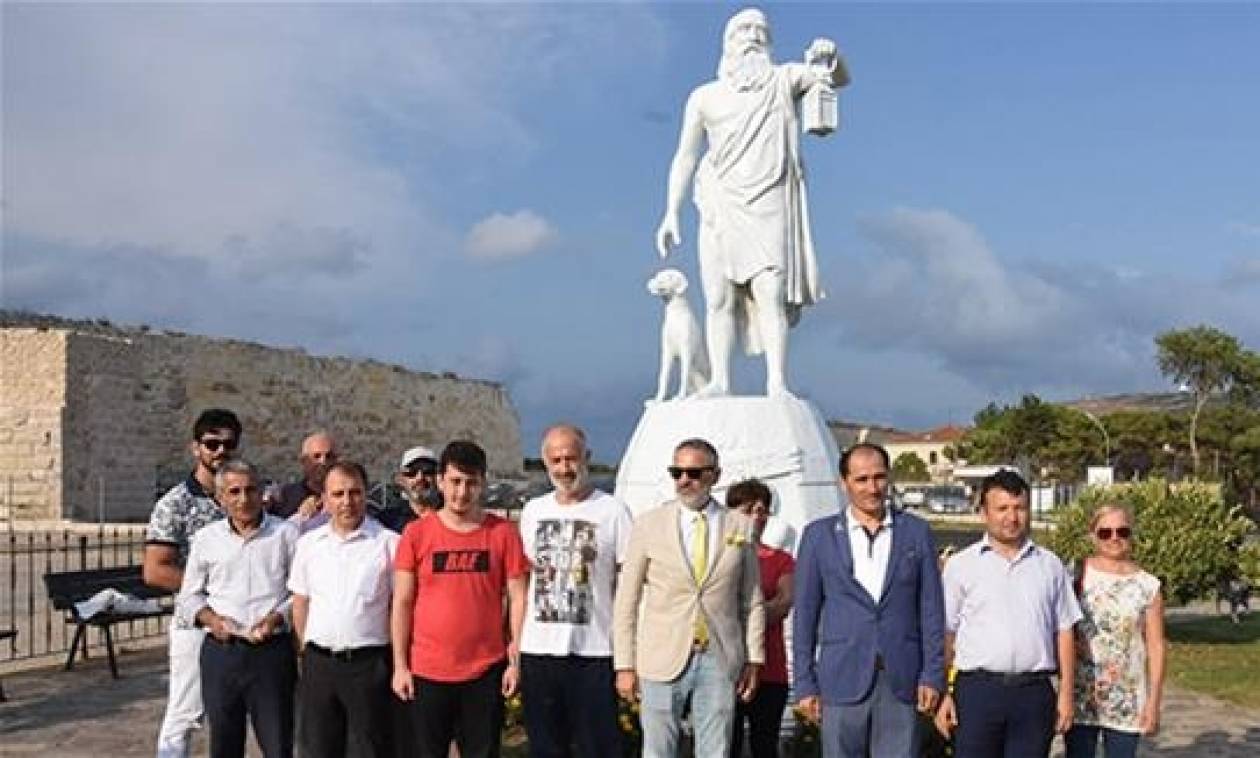 Προκλητικοί και ανιστόρητοι: Τούρκοι θέλουν να ξηλώσουν το άγαλμα του Διογένη από τη Σινώπη