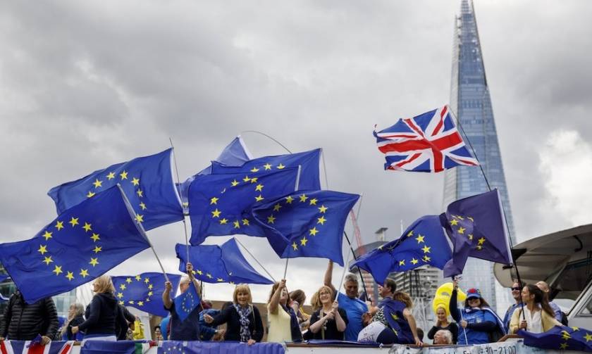 Σοκ στη Βρετανία για δεκάδες Ευρωπαίους - «Πρέπει να εγκαταλείψετε τη χώρα»