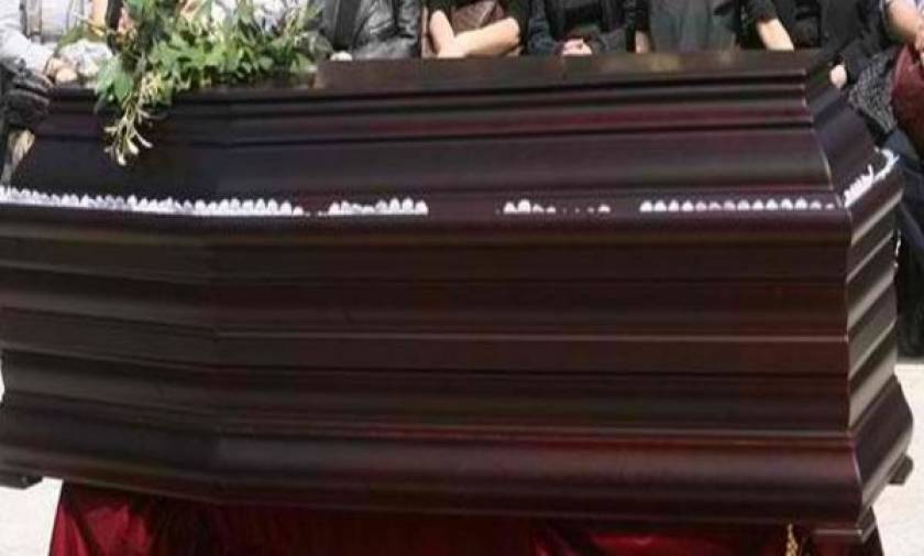 Πανικός σε κηδεία: Ξέθαψαν νεκρό στη Φθιώτιδα - Έπαθαν σοκ τα παιδιά του