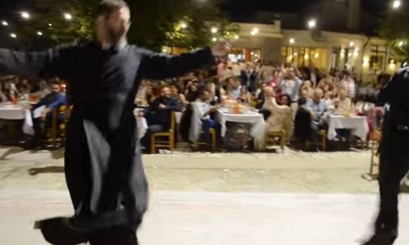 Λεβεντιά: Ο Κρητικός ιερέας που συγκλόνισε με το χορό του (vid)