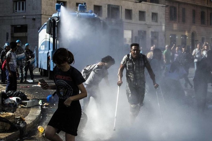 Χαμός στη Ρώμη: Ξύλο και διωγμός μεταναστών από κεντρική πλατεία (pics)