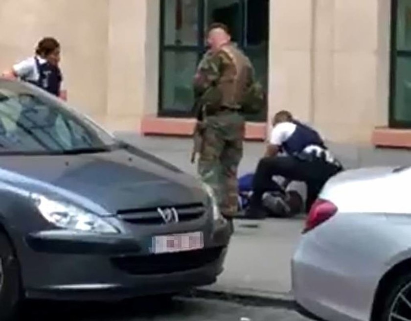 Συναγερμός στις Βρυξέλλες: Άνδρας επιτέθηκε με μαχαίρι σε στρατιώτες (pics)