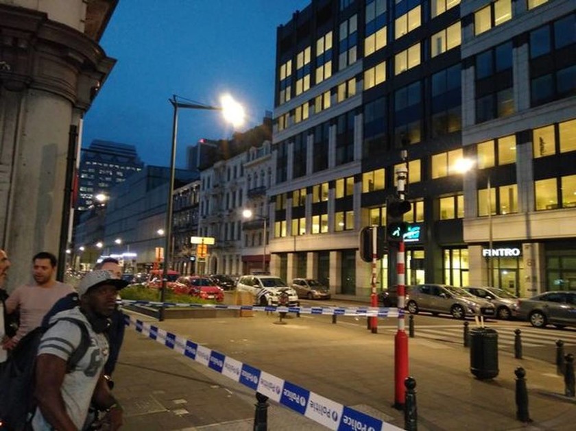 Βρετανία: Επίθεση με ξίφος έξω από τα Ανάκτορα του Μπάκιγχαμ - Δύο αστυνομικοί τραυματίες (pics+vid)