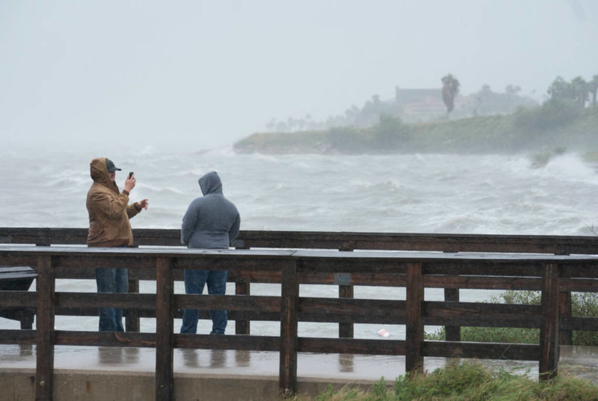 Ο τυφώνας Χάρβεϊ «χτυπά» αλύπητα τις ΗΠΑ - Σε κατάσταση φυσικής καταστροφής το Τέξας