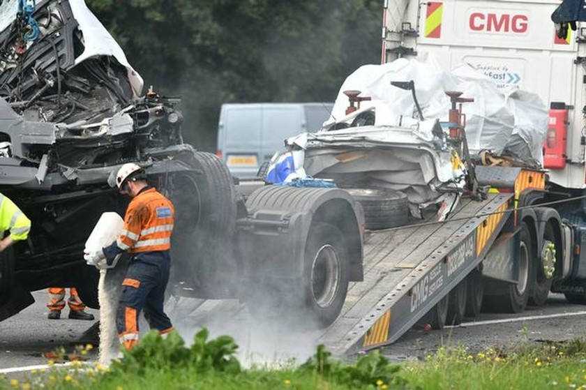 Βρετανία: Τραγωδία από σύγκρουση δύο λεωφορείων - Τουλάχιστον οκτώ νεκροί (pics+vid)