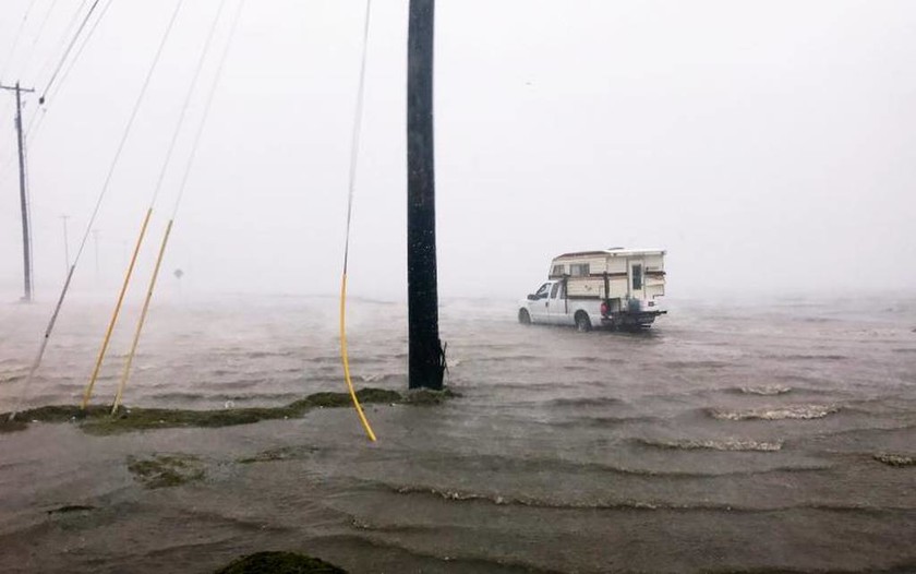 Τυφώνας Χάρβεϊ: Σε κατάσταση φυσικής καταστροφής το Τέξας (pics+vids)