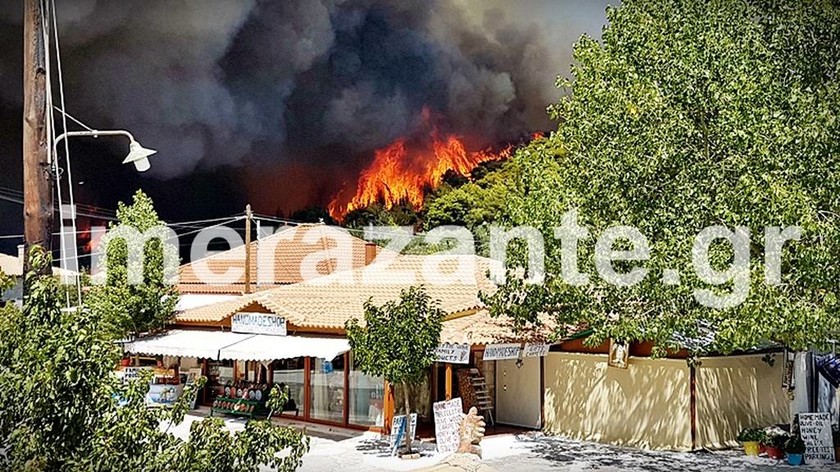 Καίγεται ξανά η Ζάκυνθος: Εκκενώνονται χωριά - Τρέχουν να σωθούν οι κάτοικοι (pics+vid)