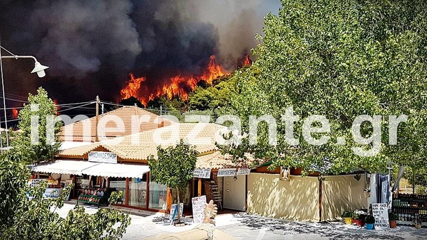 Καίγεται ξανά η Ζάκυνθος: Εκκενώνονται χωριά - Τρέχουν να σωθούν οι κάτοικοι (pics+vid)