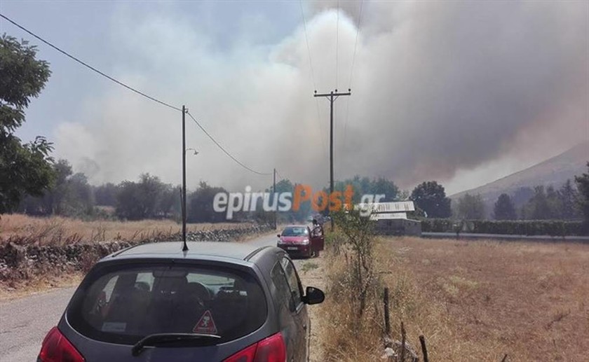 Συγκλονιστικές εικόνες από τη φωτιά στα Ιωάννινα - Κινδύνευσαν σπίτια (pics+vid)