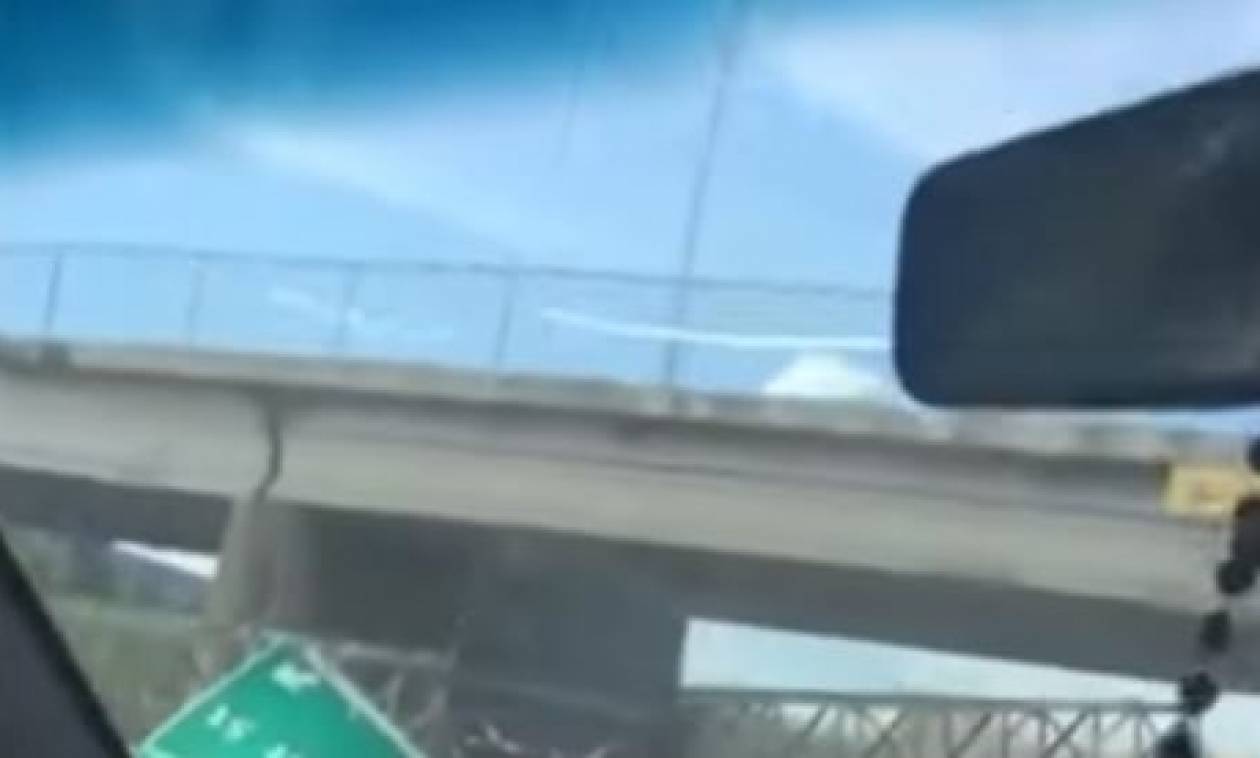 Απίστευτο ατύχημα: Φορτηγό με σηκωμένη καρότσα... γκρεμίζει πινακίδα! (vid)
