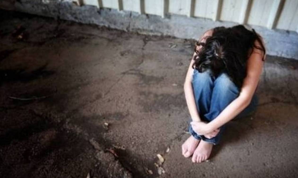 Φρίκη: 26χρονη βιάστηκε από τέσσερις άνδρες μπροστά στον σύντροφό της