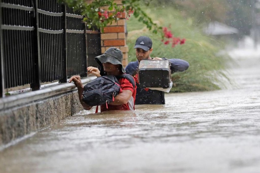 Καταιγίδα Χάρβεϊ: Κάτω από το νερό βυθίστηκε η πόλη του Χιούστον και η ισχυρή βροχή συνεχίζεται 