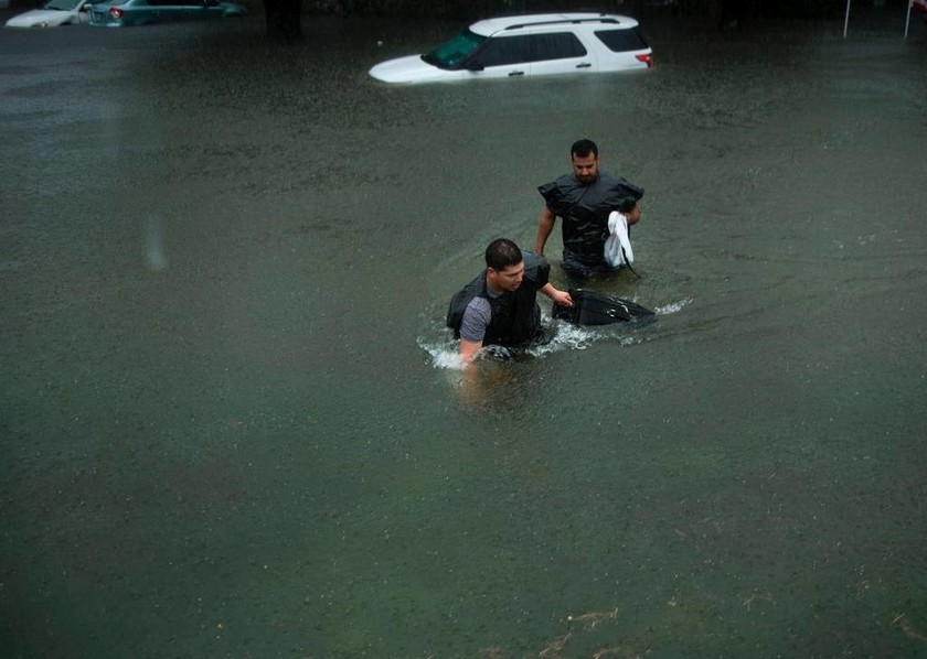 Καταιγίδα Χάρβεϊ: Κάτω από το νερό βυθίστηκε η πόλη του Χιούστον και η ισχυρή βροχή συνεχίζεται 