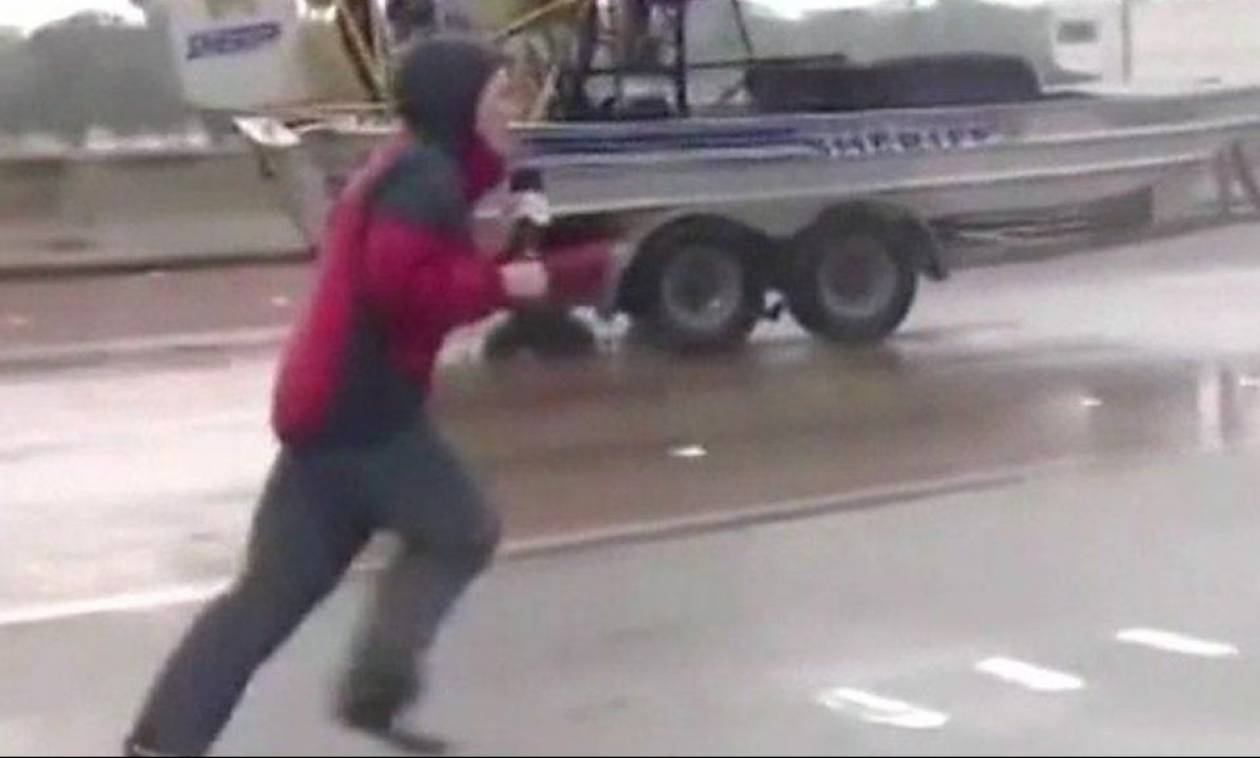Καταιγίδα Χάρβεϊ: Δημοσιογράφος έσωσε οδηγό φορτηγού που είχε παγιδευτεί! (vid)
