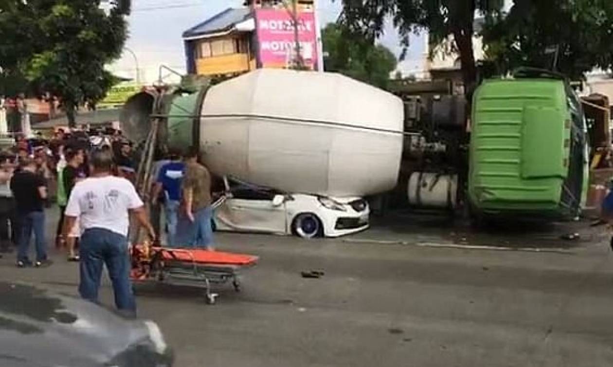 Βίντεο σοκ: Μπετονιέρα πλάκωσε αυτοκίνητο με πενταμελή οικογένεια (ΣΚΛΗΡΕΣ ΕΙΚΟΝΕΣ)