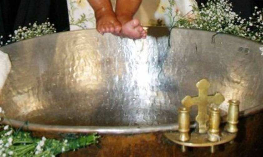Πανικός σε βάπτιση στα Χανιά: Η μητέρα μητέρα έπαθε σοκ όταν είδε το σύζυγό της με χειροπέδες