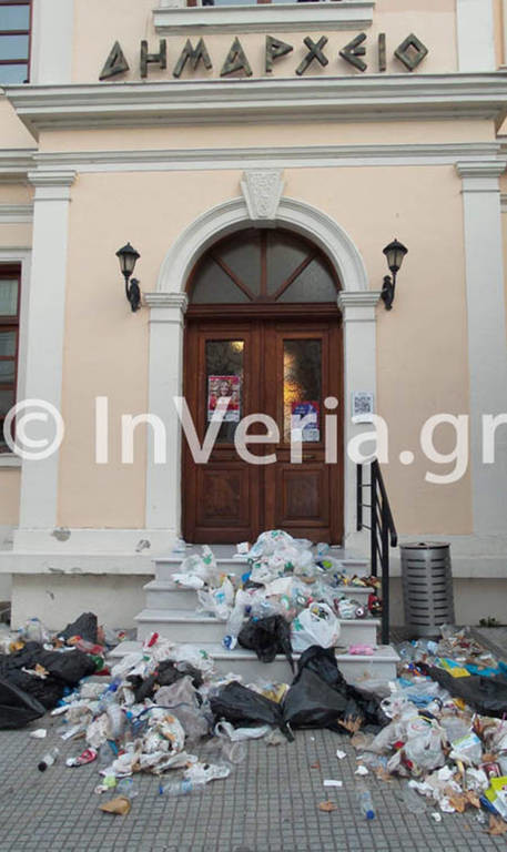 Απίστευτο περιστατικό στη Βέροια: Το ανδρικό εσώρουχο στο Δημαρχείο και τα… (Pics)