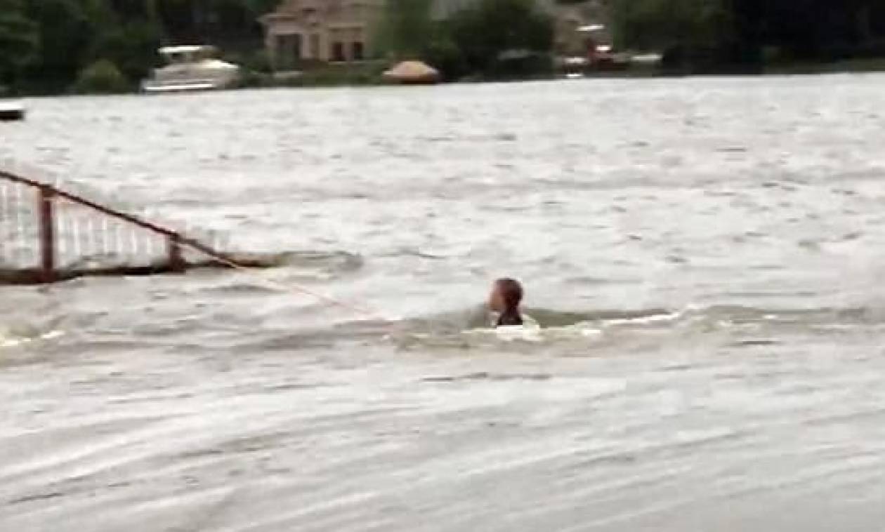 Καταιγίδα Χάρβεϊ - Συγκλονιστικό βίντεο: Παιδί παλεύει να μην παρασυρθεί από τα ορμητικά νερά