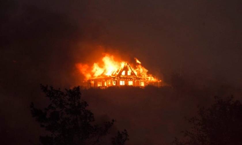 ΗΠΑ: Μεγάλη φωτιά στην Καλιφόρνια - Κάηκαν σπίτια