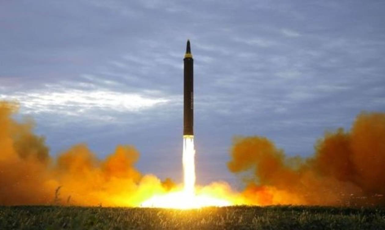 Η στιγμή της εκτόξευσης του πυραύλου από τον Κιμ Γιονγκ Ουν (vid)