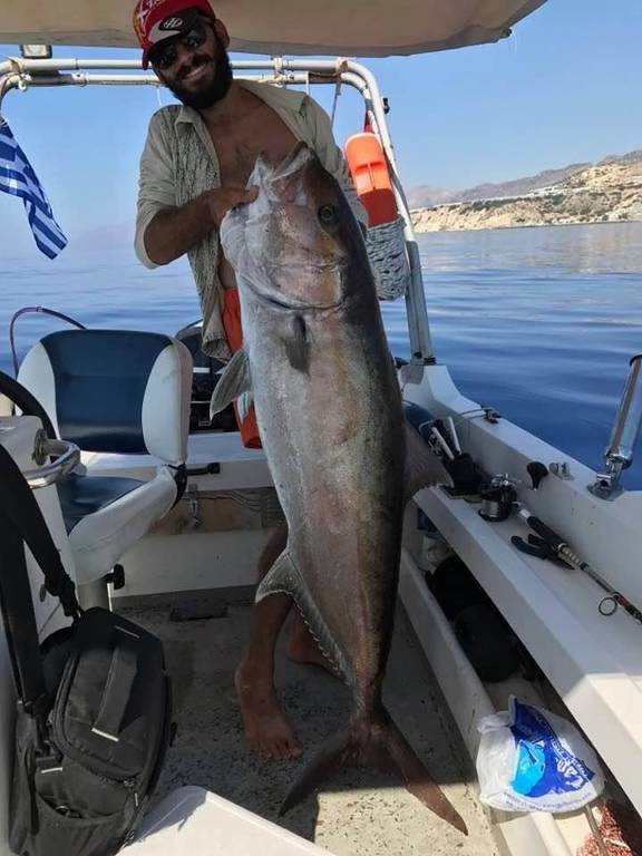 Απίστευτη ψαριά για… αγρότη στο Ηράκλειο! Ψάρεψε μαγιάτικο 30 κιλών με καλάμι (pics&vid)