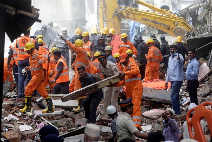 Ινδία: Αυξάνεται δραματικά ο αριθμός των νεκρών από την κατάρρευση κτηρίου (pics+vid)