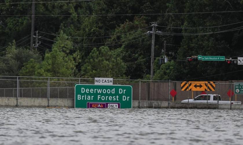Καταιγίδα Χάρβεϊ: Στους 39 οι νεκροί - Ο Τραμπ ξανά στο πλημμυρισμένο Τέξας