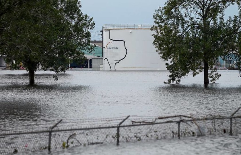 Τροπική καταιγίδα Χάρβεϊ: Λάσπη, νερό και θλίψη «έπνιξαν» το Τέξας (pics)
