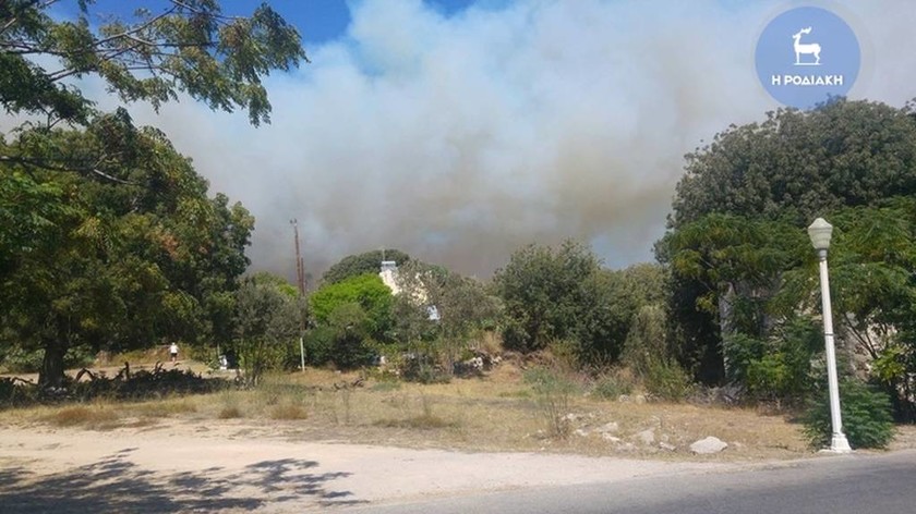 ΕΚΤΑΚΤΟ: Συναγερμός στη Ρόδο - Μεγάλη φωτιά ΤΩΡΑ - Κοντά σε σπίτια οι φλόγες