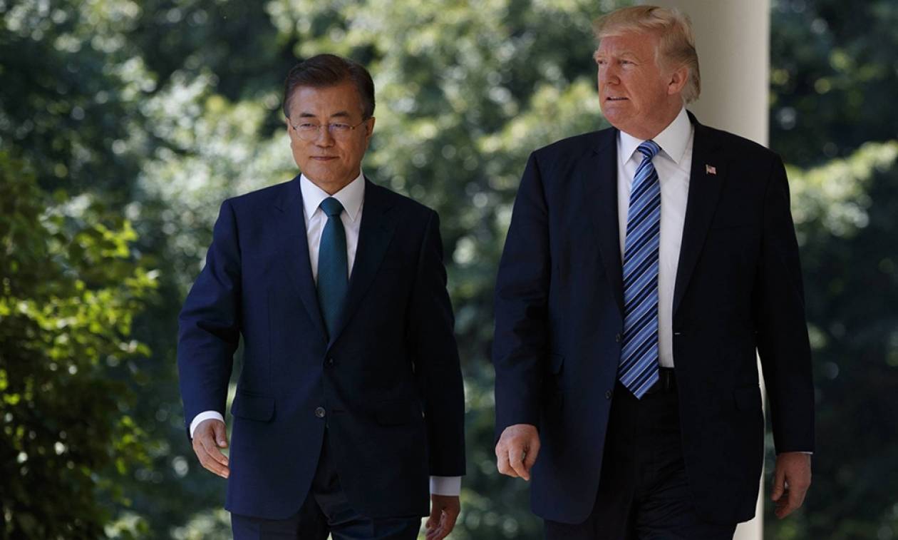 Στην αντεπίθεση ο Τραμπ: «Εξοπλίζει» τη Νότια Κορέα με πιο ισχυρούς βαλλιστικούς πυραύλους