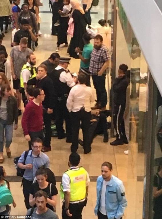 Bρετανία: Επίθεση με μαχαίρι σε εμπορικό κέντρο του Λονδίνου (pic)