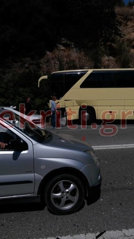 Εικόνες σοκ: Θανατηφόρο τροχαίο με τουριστικό λεωφορείο στην Κρήτη (pics)