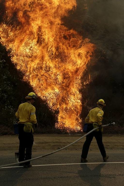 Χίλιοι πυροσβέστες στη μάχη με τις φλόγες στη μεγαλύτερη πυρκαγιά στην ιστορία του Λος Άντζελες 