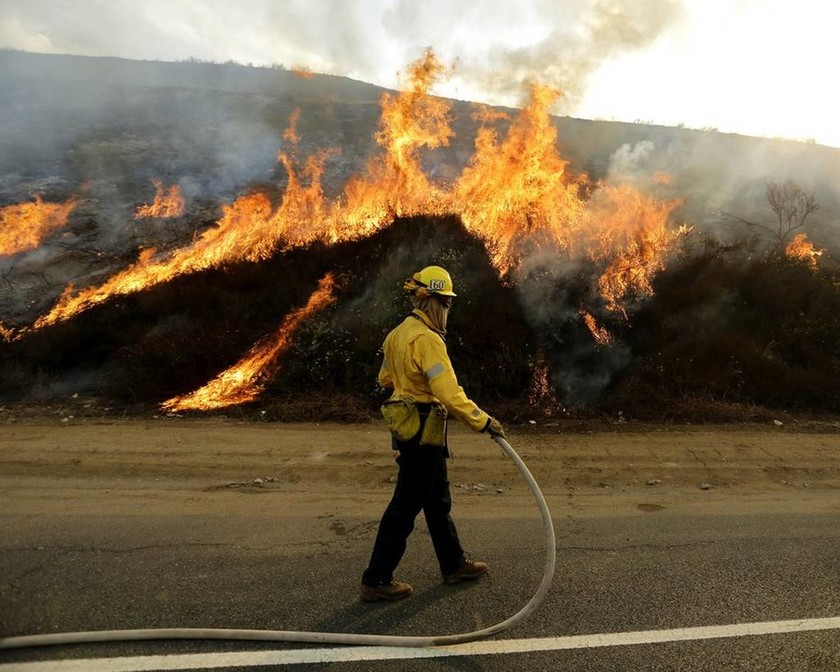 Χίλιοι πυροσβέστες στη μάχη με τις φλόγες στη μεγαλύτερη πυρκαγιά στην ιστορία του Λος Άντζελες 