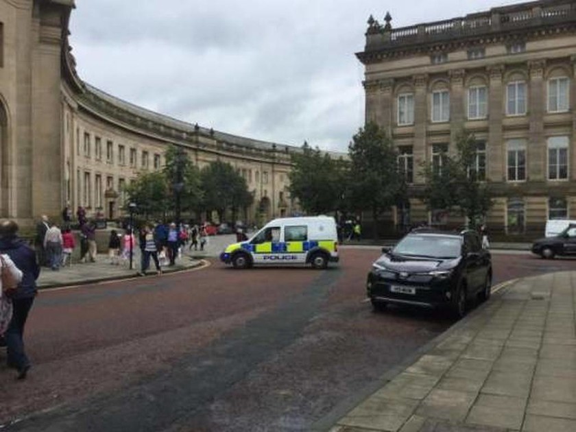 ΕΚΤΑΚΤΟ: Συναγερμός για βόμβα στη Βρετανία – Εκκενώνεται η κεντρική πλατεία της Μπόλτον