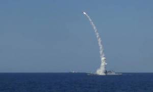 Φωτιά και μέταλλο: Η ρωσική φρεγάτα Ναύαρχος Έσεν βομβαρδίζει τον ISIS στη Συρία (Vid)