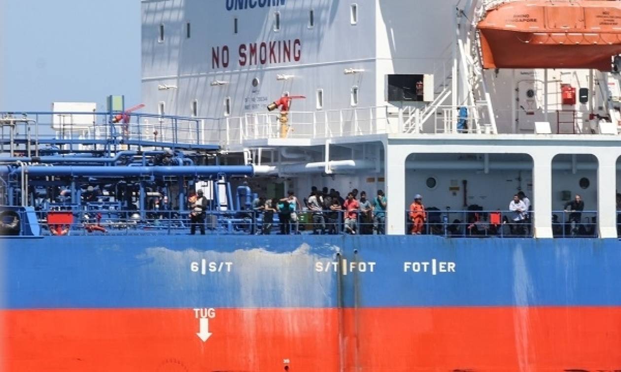 Στο λιμάνι του Ηρακλείου δεξαμενόπλοιο που περισυνέλεξε 103 μετανάστες από σκάφος