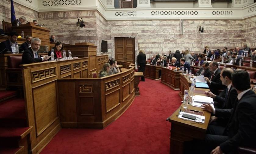 Βουλή: Ερώτηση 55 βουλευτών του ΣΥΡΙΖΑ για τις υπερβολικές προμήθειες στη χρήση τραπεζικών καρτών