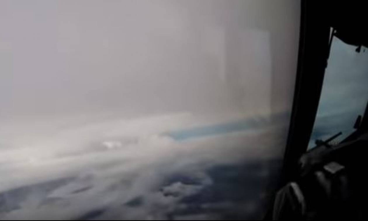 Μοναδικό βίντεο! Αεροπλάνο πέταξε μέσα στο «μάτι» του τυφώνα Ίρμα