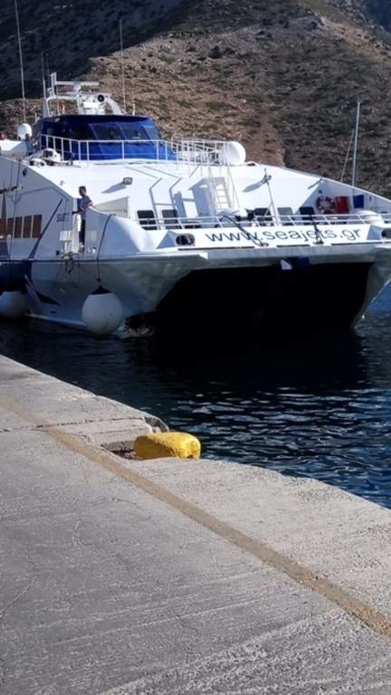 Καταμαράν προσέκρουσε στο λιμάνι της Σίφνου – Δύο τραυματίες (pics)