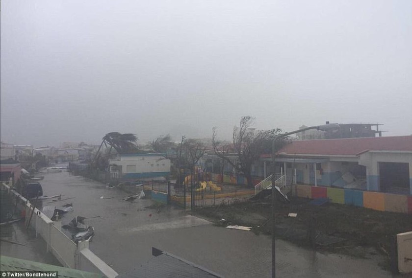 Καραϊβική: Φονικό πέρασμα του τυφώνα Ίρμα - Δύο νεκροί και δύο χαροπαλεύουν (pics+vids)