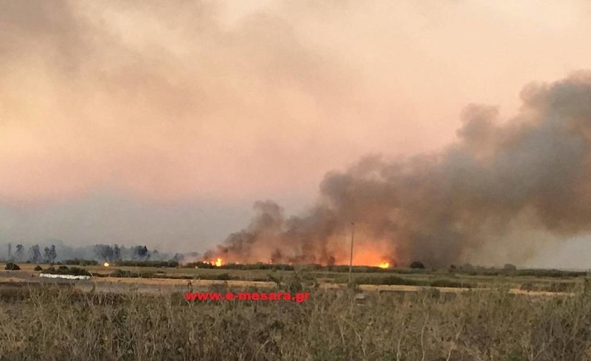 Φωτιά ΤΩΡΑ: Πυρκαγιά στο αεροδρόμιο Τυμπακίου στην Κρήτη (pics)